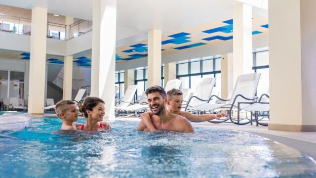 Jak wyposażyć strefę basenową w hotelu, aby przyciągnąć najmłodszych gości