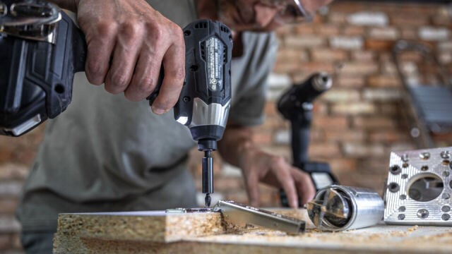 Dlaczego stosowanie kleju przy montażu wkrętów do drewna może poprawić wytrzymałość konstrukcji?