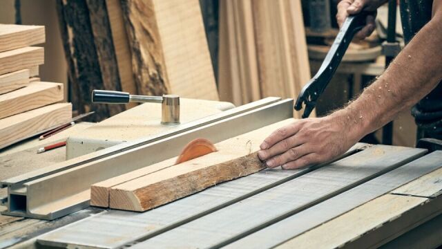 Dlaczego warto wykorzystywać korundowe ścierki do polerowania drewna?