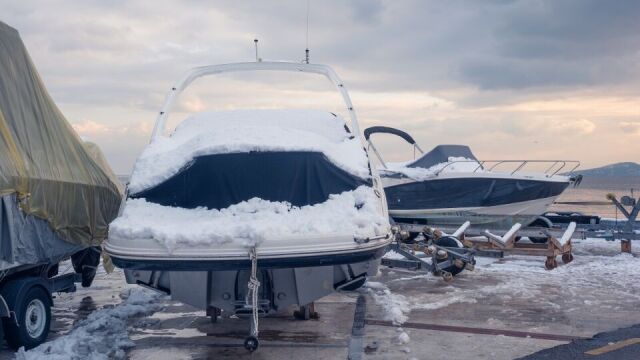 Co zrobić, aby szybko i bezpiecznie wyjąć łódź z wody przed zimą?