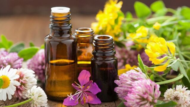 Dlaczego warto wypróbować naturalne olejki eteryczne zamiast syntetycznych zapachów?