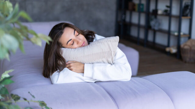 Sofy z funkcją spania – jak wybrać idealną dla siebie?
