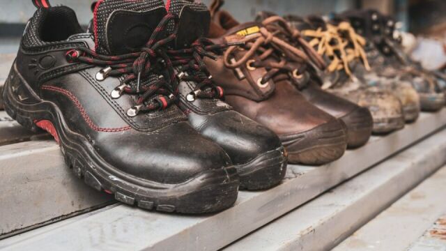 Bezpieczeństwo i wygoda – czego oczekiwać od obuwia roboczego w magazynie?
