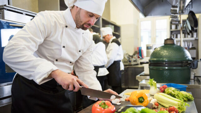 Jaki jest poziom wynagrodzenia za pracę jako pomoc kuchenna w Niemczech?