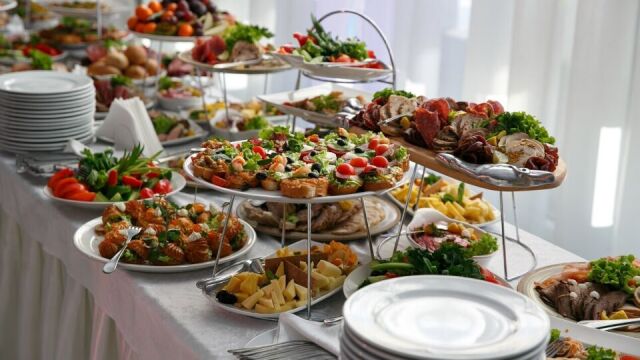 5 powodów, dla których warto skorzystać z usług cateringowych podczas imprez okolicznościowych