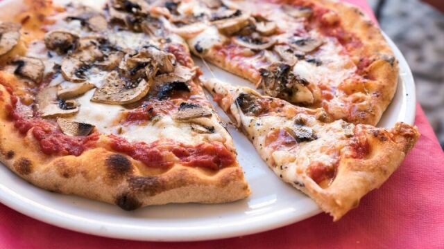 Sposoby na spożywanie włoskiej pizzy – czy da się ją jeść bez rąk?