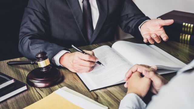 Czy warto zatrudniać prawnika specjalizującego się w danej branży?