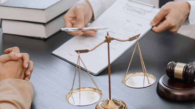 Jak ocenić kompetencje i doświadczenie adwokatów zajmujących się sprawami karanya?