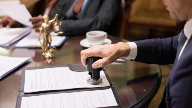 Kiedy warto skorzystać z usług notariusza przy procedurze dziedziczenia bez testamentu?