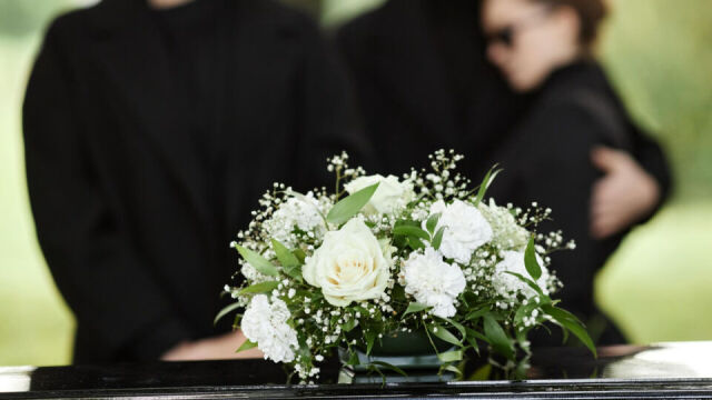 Nietypowe kwiaty na wieniec pogrzebowy: czy to odpowiedni wybór?